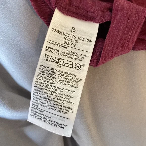 Gap workout tank in purple/raspberry with open back and twist in back - Picture 4 of 4